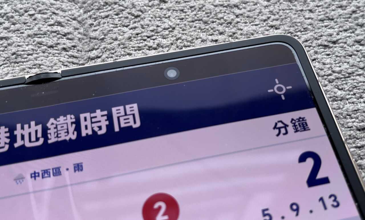 內屏頂開孔前鏡近攝,鉸鏈接合位貼合緊密